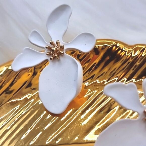 EYE CANDY tropical flower earrings - Picture 4 of 10